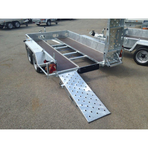 Bateson 35pm portamacchine Dim: 3000 x 1670 mm (totale: 4580 x 2200 mm)